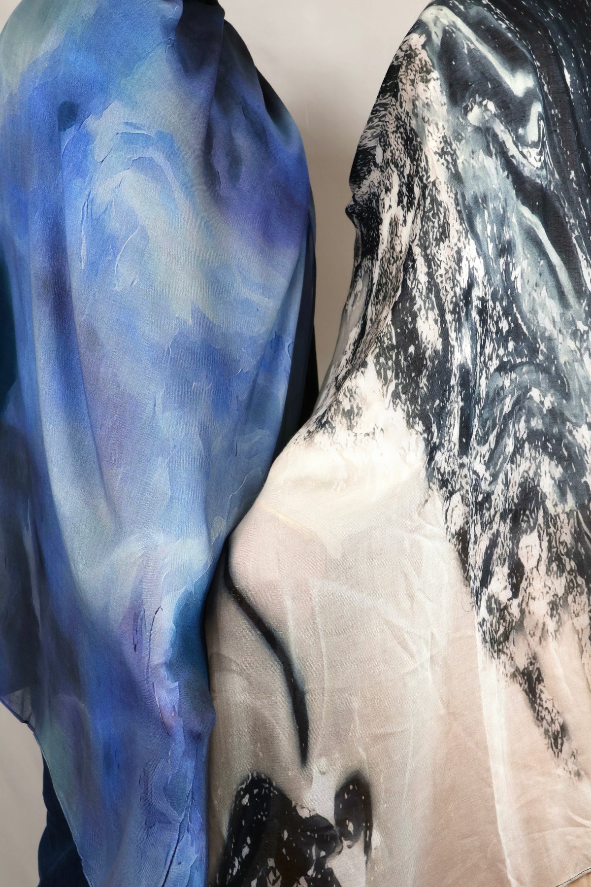 Saphir Cosmos | blue & black print hijab