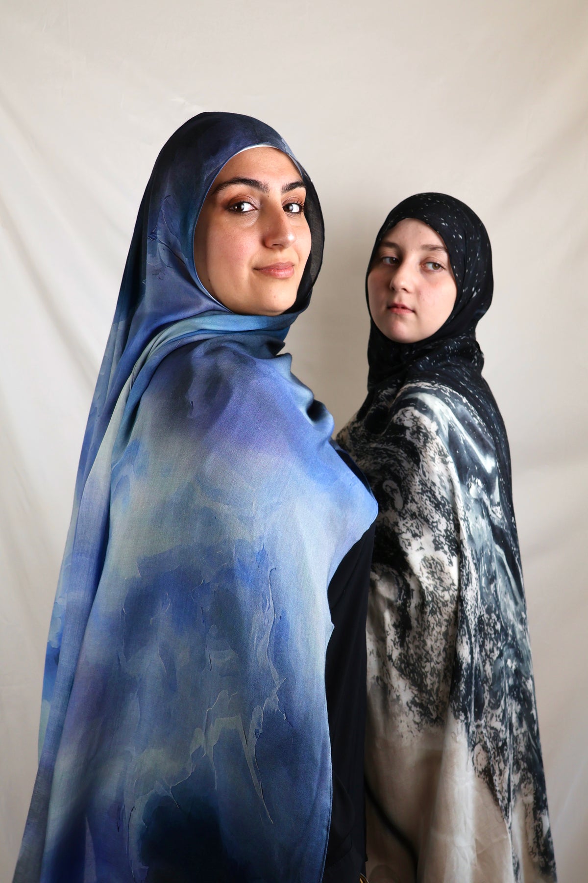 Saphir Cosmos | blue & black print hijab