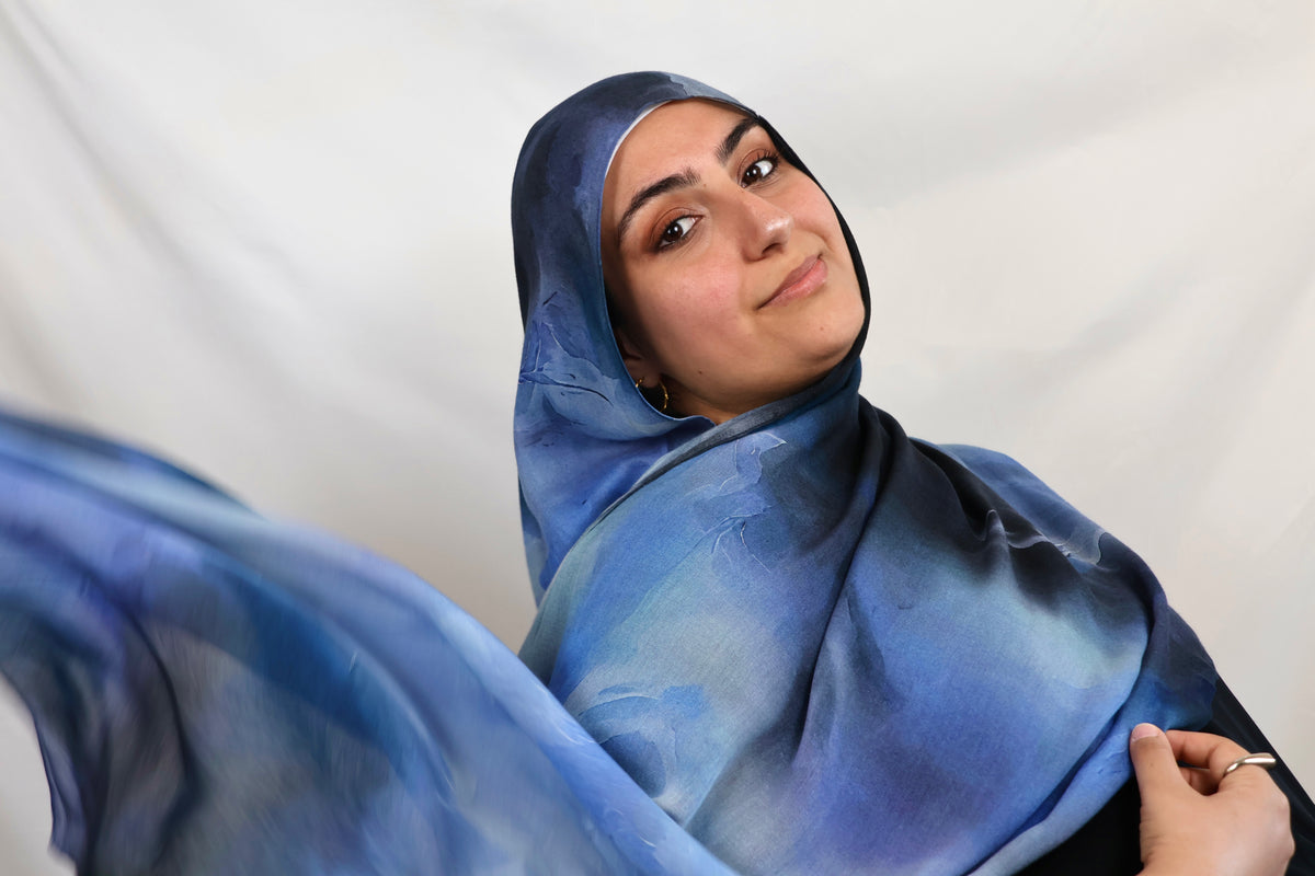 Saphir Cosmos | blue & black print hijab